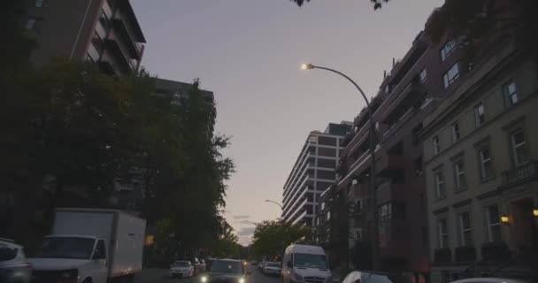 Residentieel uitzicht op straat tijdens het rijden. — Stockvideo