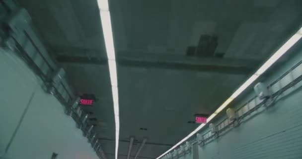 Quebec otoyolu 720 'de bir tünelde araba sürüyorum.. — Stok video