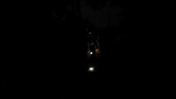 Mann läuft mit Taschenlampe auf dunkler Straße — Stockvideo