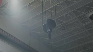 Fabrikanın içinde tavandan sarkan makara.