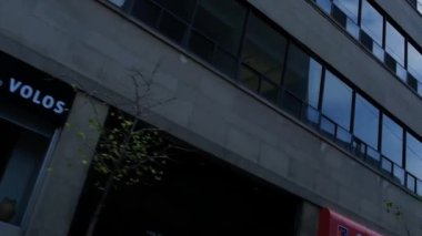 Şehirdeki ticari merkezde kurye minibüsü.