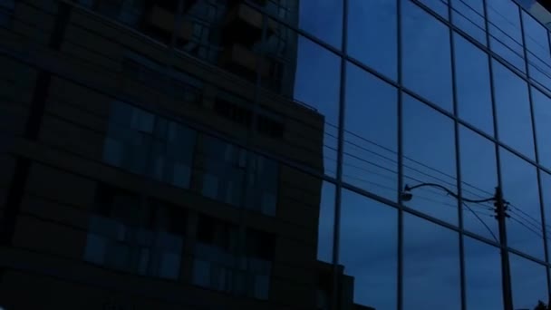 Bewegende auto met uitzicht op glazen gebouw — Stockvideo