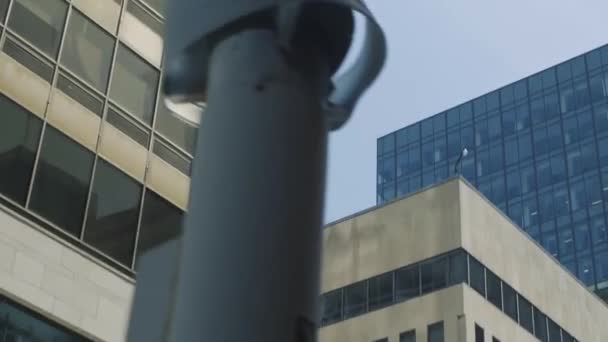 Высокое коммерческое здание со стеклянным окном — стоковое видео