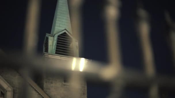 Utsidan av taket toppen av kyrkan på natten — Stockvideo