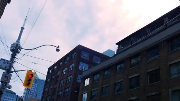 Edificio comercial de tres pisos en la ciudad — Vídeo de stock