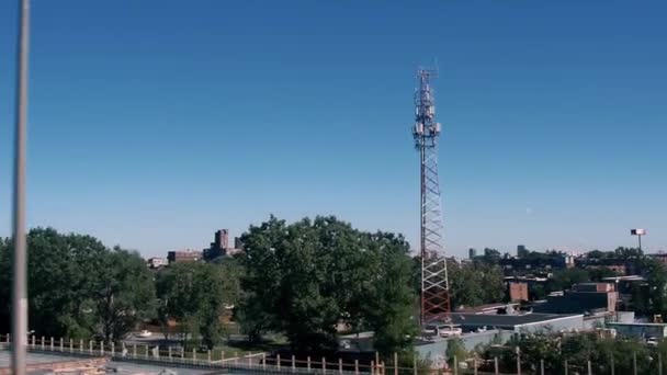 Torre de sinal da cidade em torno do edifício — Vídeo de Stock