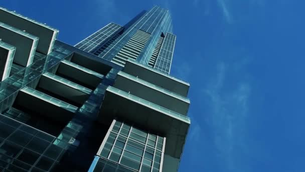 Hoge skyrise modern glazen gebouw — Stockvideo