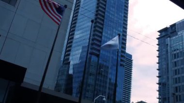 Bayraklı ve tabelalı ticari bina