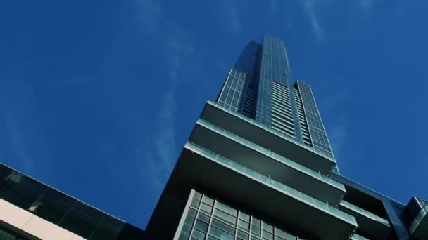 Hoge skyrise modern glazen gebouw — Stockvideo