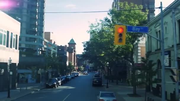 Immeuble avec voiture garée dans la rue vide — Video