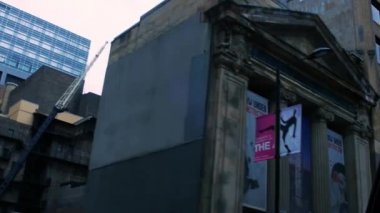 Şehirde galerisi olan mağazalar ve binalar.