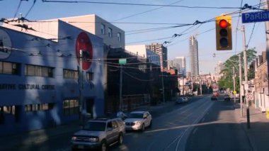 Ana caddede boş yolları olan bir kültür binası.