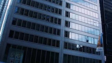 Cam pencereli klasik ve modern bina