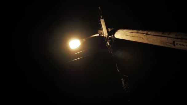 Karanlık sokakta ışıklı sokak lambası — Stok video