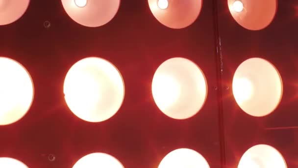 Knipperende gloeilampen in lamp in disco — Stockvideo