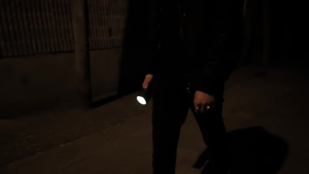 Homme tenant la lampe torche marchant dans la rue — Video