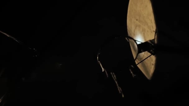 Баскетбольное кольцо со светом на борту ночью — стоковое видео