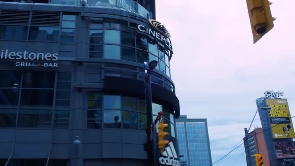 Gebouwen aan een drukke straat in het centrum — Stockvideo