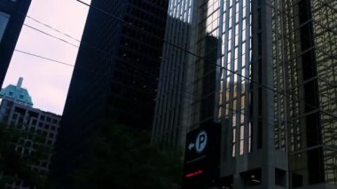 Tramvay ticari binalardan geçiyor.