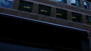 Şehre modern ve klasik görünümlü bina