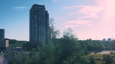 Yeşillik ve binaları olan boş alanlar