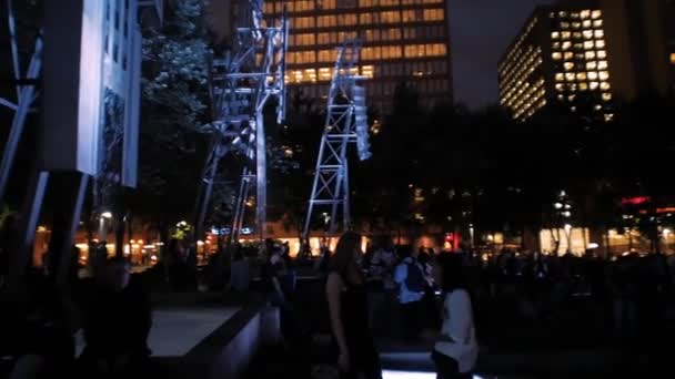 Gente disfrutando en el parque durante la noche — Vídeo de stock