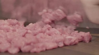 Yemek hazırlıyorum. Bıçakla çiğ et doğramak