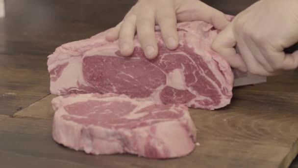 Нарізка товстих скибочок м'яса для барбекю — стокове відео
