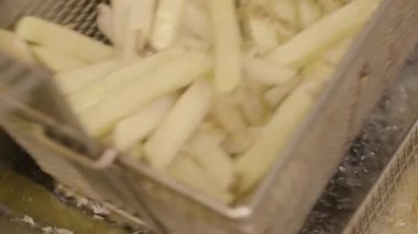 Kızgın yağda kızarmış patates kızartması.