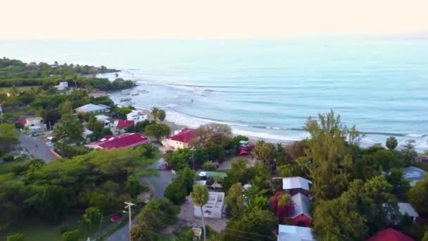 Žehlení na Treasur Beach, Jamajka. — Stock video