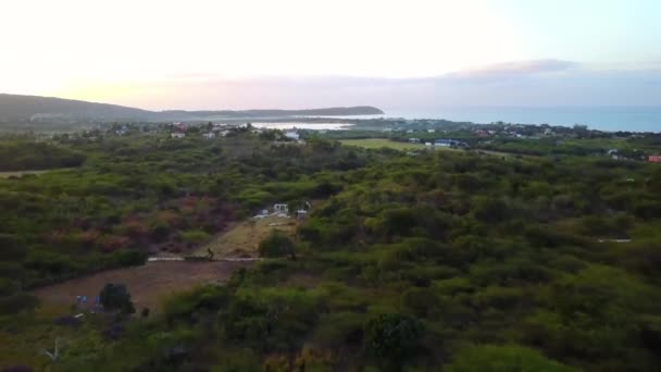 Droning en Treasur Beach, Jamaica . — Vídeo de stock