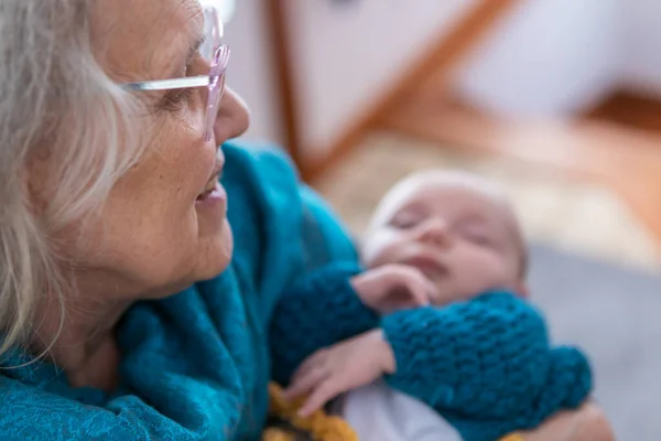 Бабушка держит внука. — стоковое фото