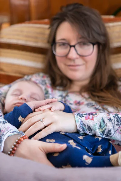 Niño pequeño sostenido cuidadosamente por la madre cariñosa — Foto de Stock