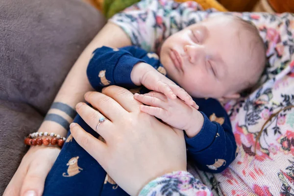 愛する腕に抱かれた乳児を休ませる — ストック写真