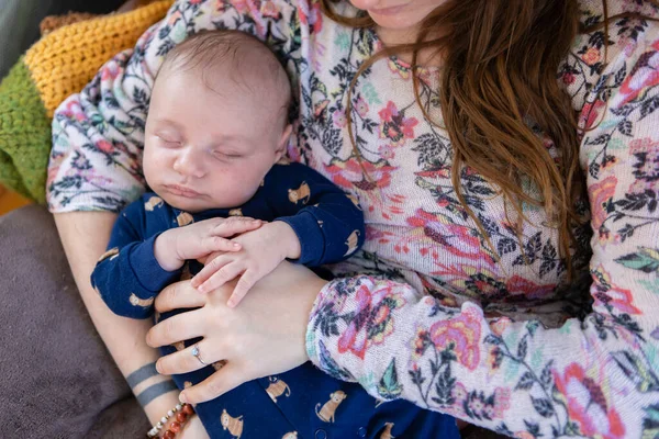 Отдыхающий младенец в руках матерей — стоковое фото