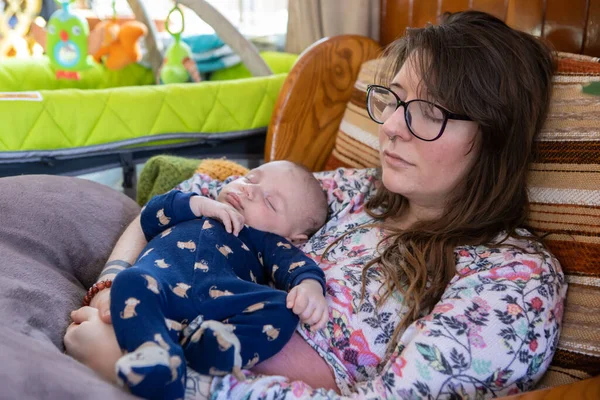 Bebé en reposo acunado en brazos de Madres —  Fotos de Stock