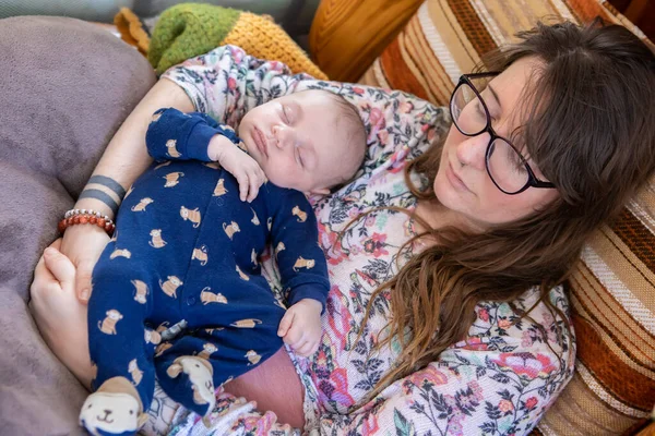 Bebé en reposo acunado en brazos de Madres — Foto de Stock