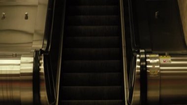 Elektrikli merdiven basamakları yükseliyor.