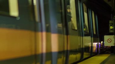 Rosemont metro istasyonundan kalkan tren.