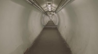 Yaya yeraltı tünelinde yürüyorum