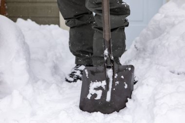 Kare biçimli siyah kürek..