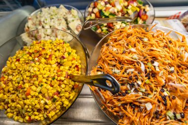 Sağlıklı ve lezzetli salataların çeşitliliği.