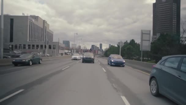 Provoz vozidel na městské dálnici 720. — Stock video