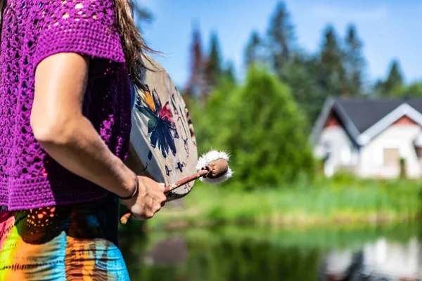 Un ritual femenino danza junto al lago — Foto de Stock