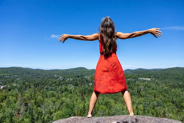 Ritueller Tanz einer Frau im Wald — Stockfoto