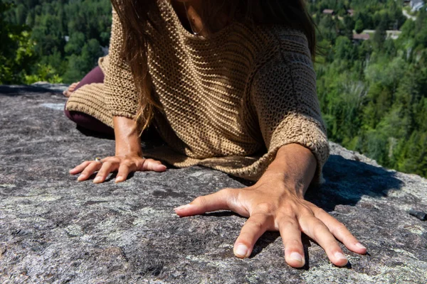 Danza rituale di una donna su una collina — Foto Stock