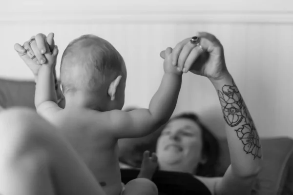 Madre e hijo, retratos en blanco y negro — Foto de Stock