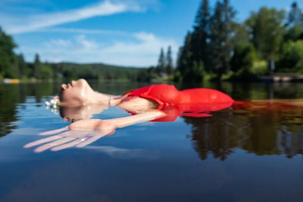 Pregnant woman floating in a lake — Stock Photo, Image