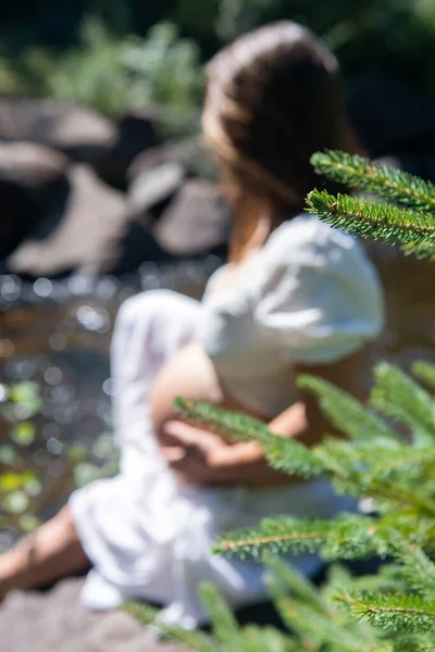 Mujer embarazada posando en el bosque — Foto de Stock