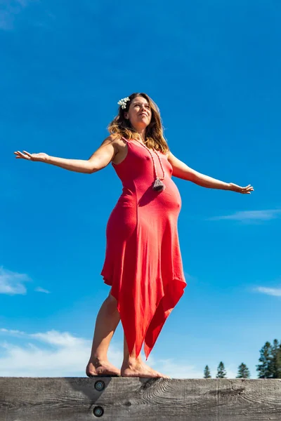 Gravid kvinna poserar i skogarna — Stockfoto
